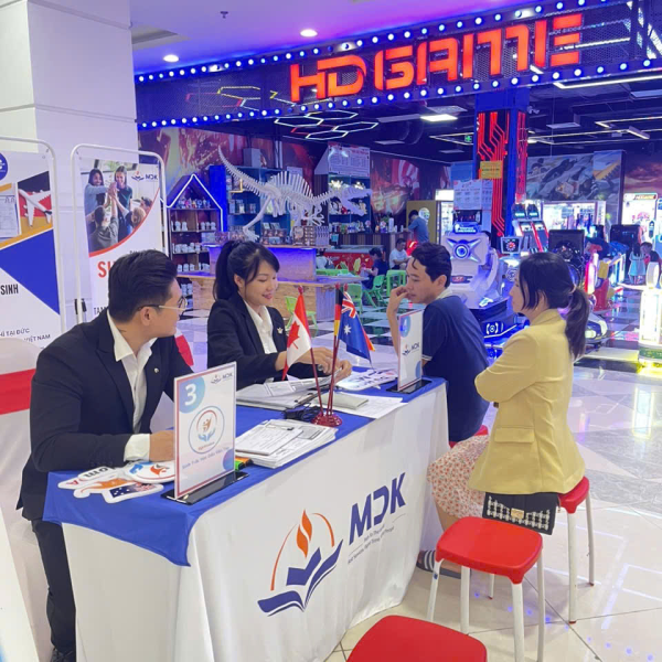 MDK-Trao Tặng 100 Suất Học Bổng và Trải Nghiệm Sinh Trắc Vân Tay Miễn Phí nhân dịp sinh nhật Vincom