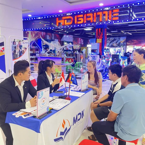 MDK-Trao Tặng 100 Suất Học Bổng và Trải Nghiệm Sinh Trắc Vân Tay Miễn Phí nhân dịp sinh nhật Vincom